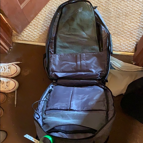 Travel/work charging backpack - Picture 2 of 3